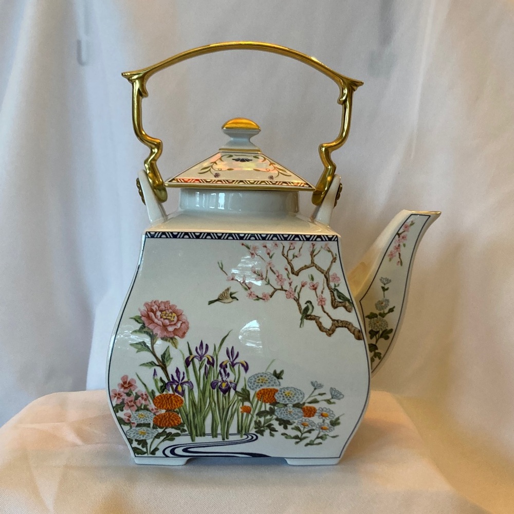 Gorgeous 1986 Franklin Mint Birds Floral Ceramic Teapot with Gold Accents
